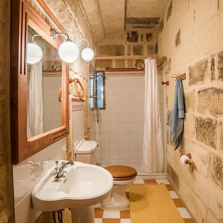 Traditional Maltese With Pool & Jacuzzi