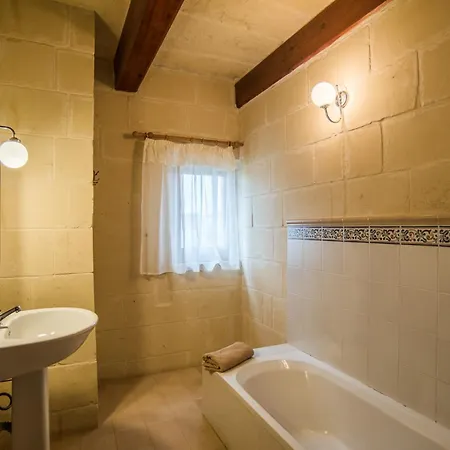 Traditional Maltese With Pool & Jacuzzi Semesterbostad Għarb