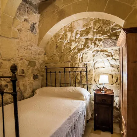 Traditional Maltese With Pool & Jacuzzi *