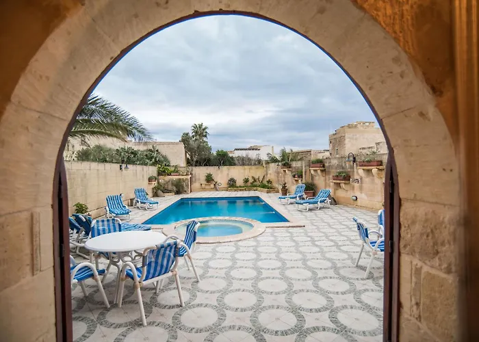 Traditional Maltese With Pool & Jacuzzi 度假居