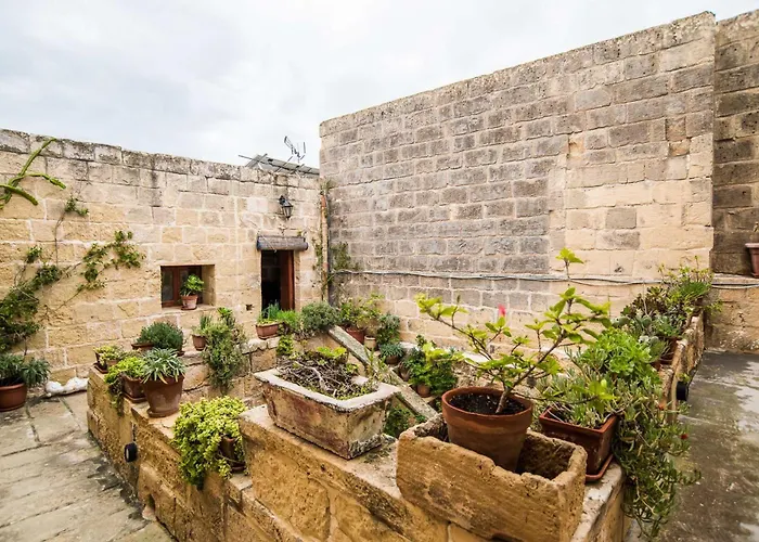 Traditional Maltese With Pool & Jacuzzi