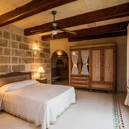 בית נופש Traditional Maltese With Pool & Jacuzzi Għarb