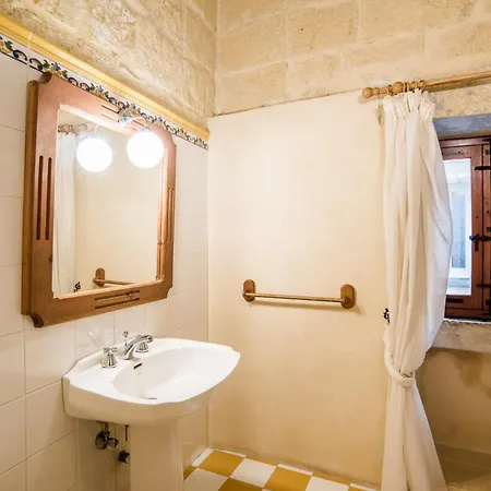 בית נופש Traditional Maltese With Pool & Jacuzzi *