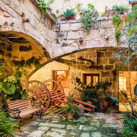 Traditional Maltese With Pool & Jacuzzi Għarb