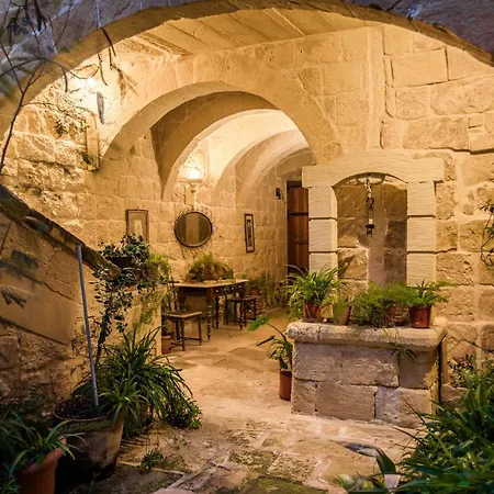 Traditional Maltese With Pool & Jacuzzi *