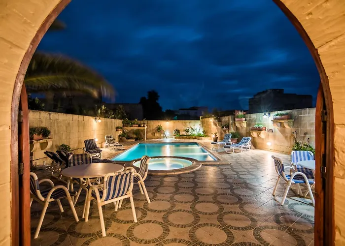 Traditional Maltese With Pool & Jacuzzi Nyaraló