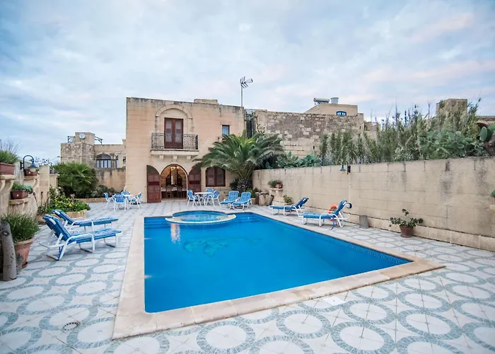 Traditional Maltese With Pool & Jacuzzi Għarb