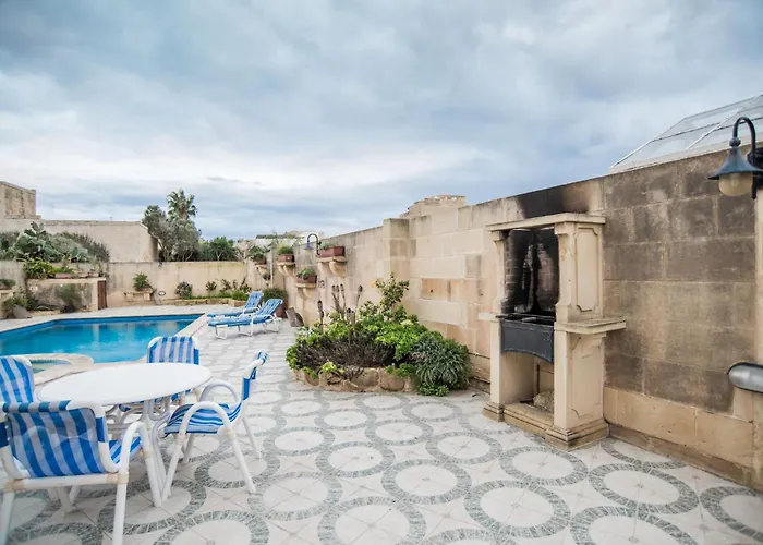 Traditional Maltese With Pool & Jacuzzi Għarb