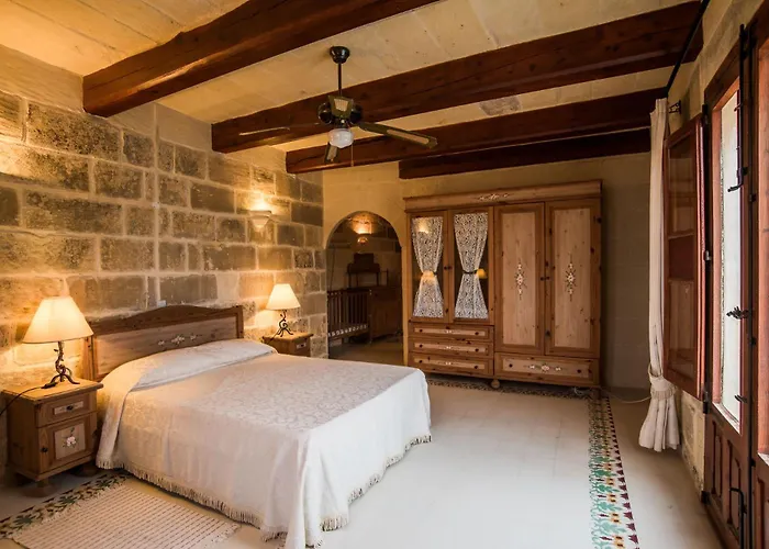 Feriehus Traditional Maltese With Pool & Jacuzzi Għarb