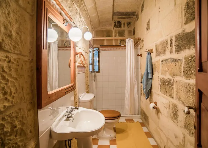 Traditional Maltese With Pool & Jacuzzi