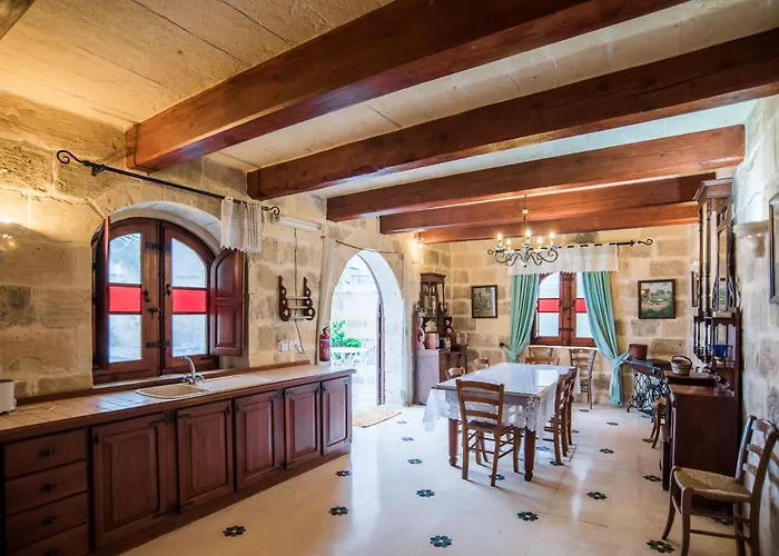 Traditional Maltese With Pool & Jacuzzi Feriehus