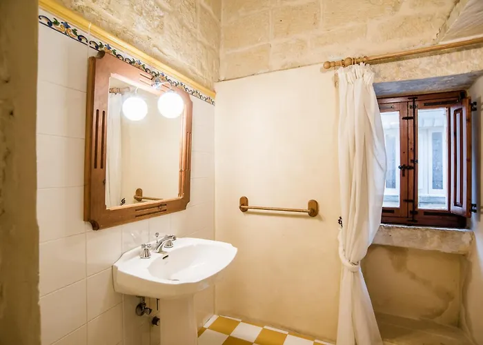 Nyaraló Traditional Maltese With Pool & Jacuzzi *