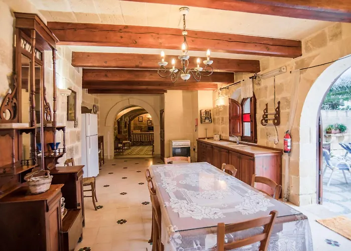 Nyaraló Traditional Maltese With Pool & Jacuzzi