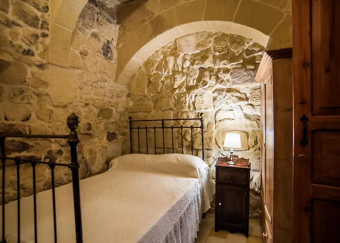 Traditional Maltese With Pool & Jacuzzi *