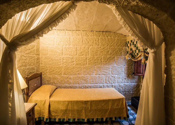 Traditional Maltese With Pool & Jacuzzi Nyaraló *