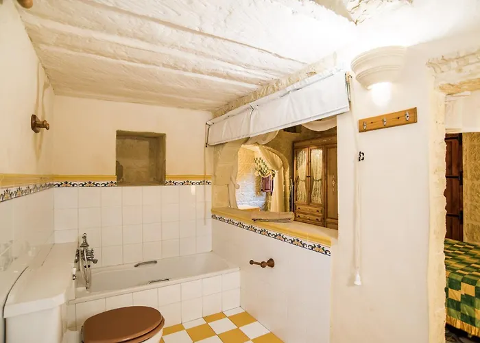 Traditional Maltese With Pool & Jacuzzi Għarb